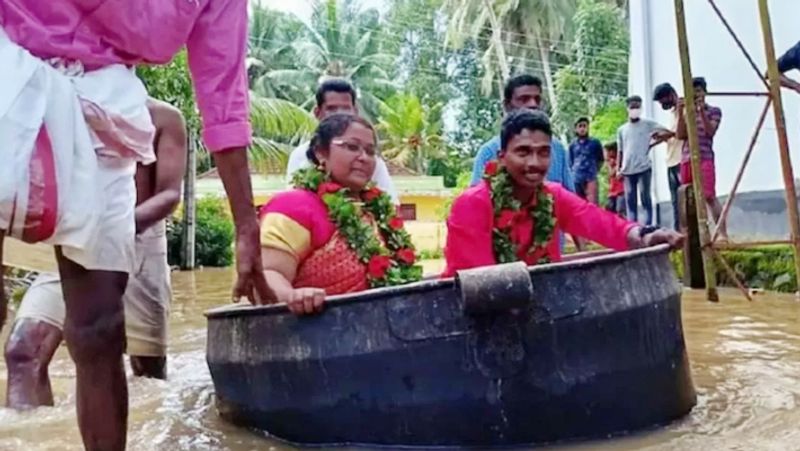 Kerala Floods, unique marriage where bride groom reached venue seating in a vessel