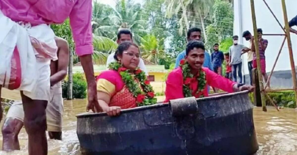 केरल में भारी बारिश और तबाही के बीच शानदार तस्वीर: दूल्हा-दुल्हन शादी करने पतीले में बैठकर मंडप तक पहुंचे | Kerala Floods, unique marriage where bride groom reached ...