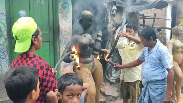 Bicycle tires are being set on fire on the Laxmi idol bpsb Bicycle tires are being set on fire on the Laxmi idol bpsb