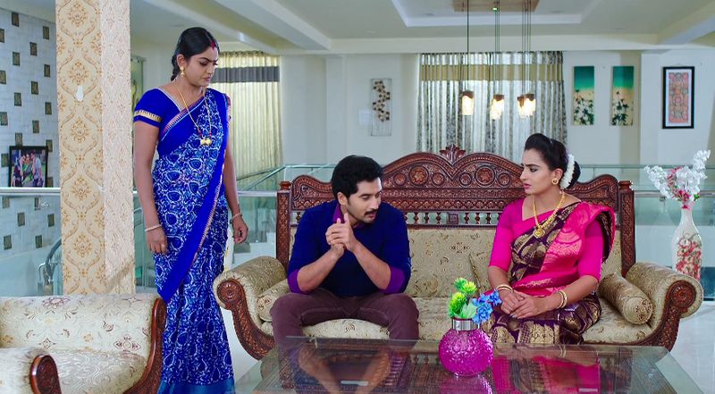 Karthik agrees to leave for America on Soundarya and deepa's request In todays karthika deepam serial episode