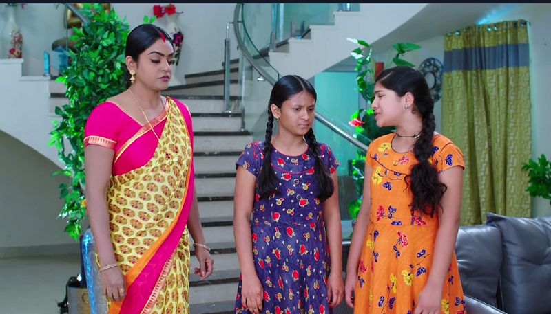 Karthik agrees to leave for America on Soundarya and deepa's request In todays karthika deepam serial episode