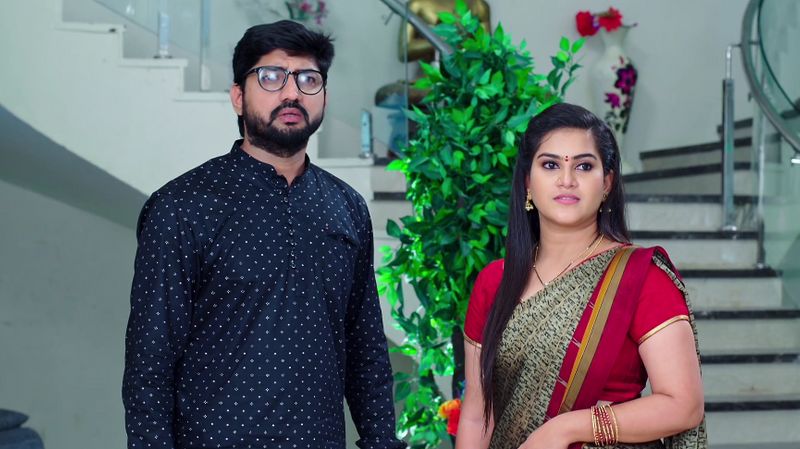 Karthik agrees to leave for America on Soundarya and deepa's request In todays karthika deepam serial episode