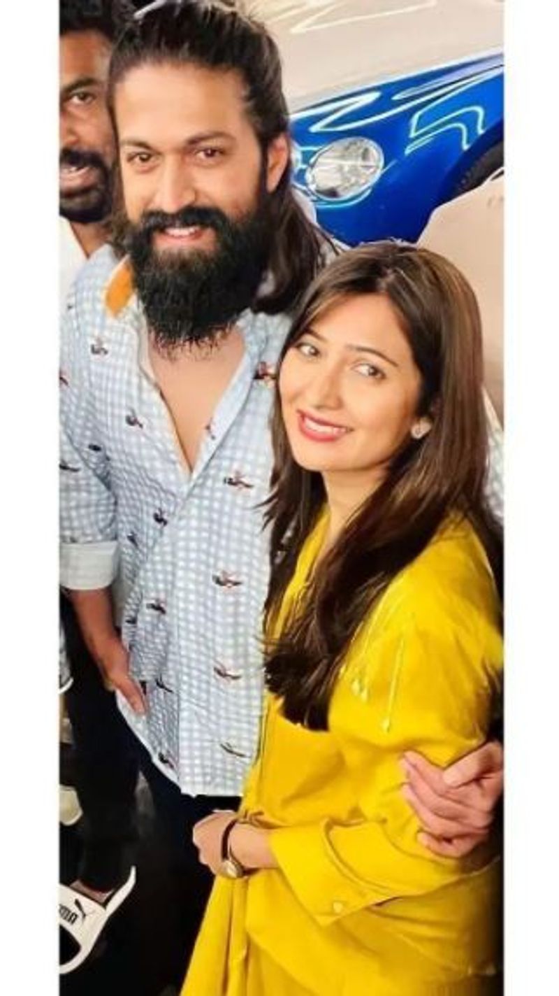 Kannada Yash and Radhika Pandit looks stylish in Dubai vacation vcs