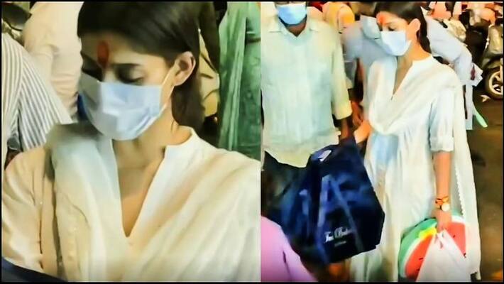 Nayanthara who bought the bag after negotiating at the road shop Nayanthara who bought the bag after negotiating at the road shop