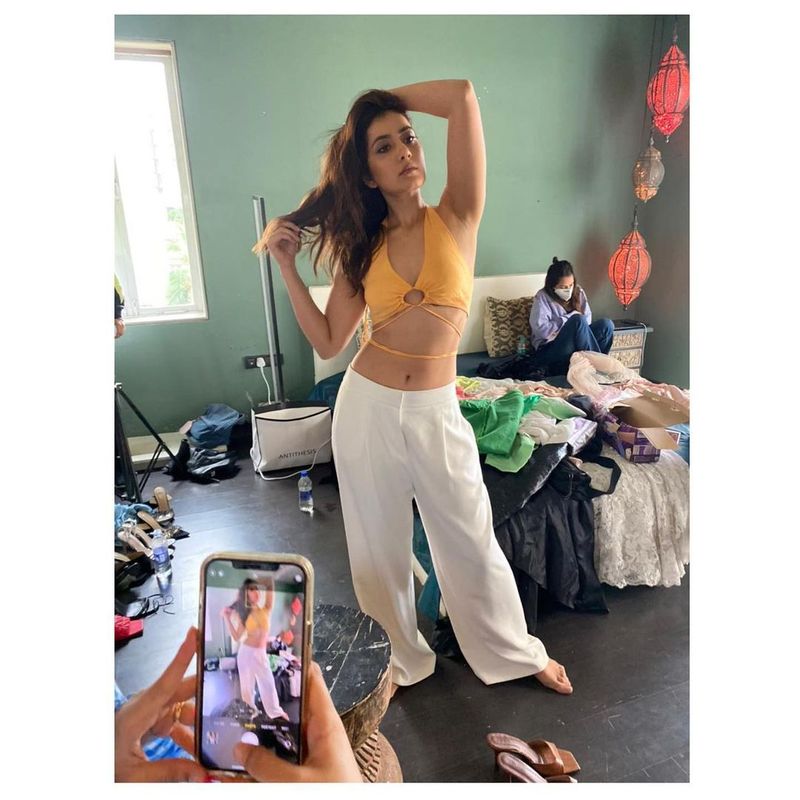 heroin raashi khanna shares private pics of her pre photo shoot