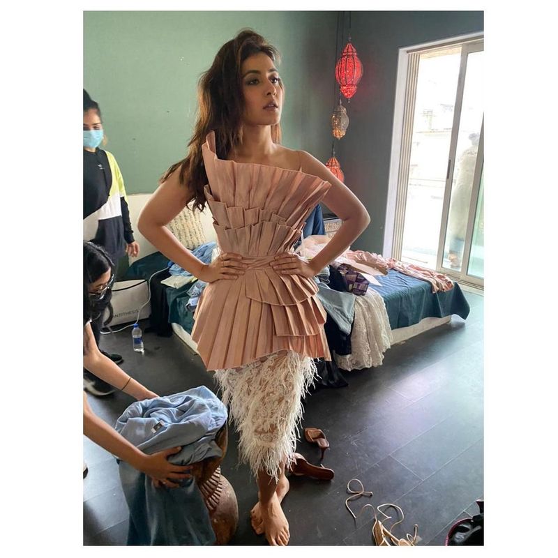 heroin raashi khanna shares private pics of her pre photo shoot