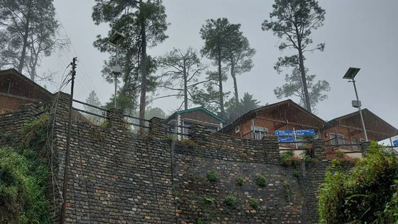 uttarakhand nainital 500 tourists from delhi up Bengal trapped in Koushani Area weather update in UK