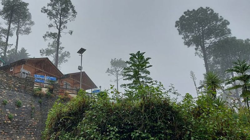 uttarakhand nainital 500 tourists from delhi up Bengal trapped in Koushani Area weather update in UK