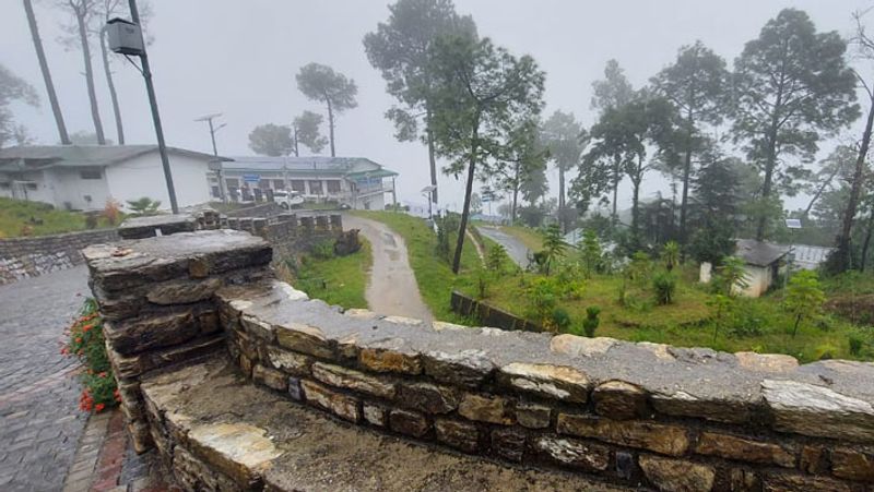 uttarakhand nainital 500 tourists from delhi up Bengal trapped in Koushani Area weather update in UK