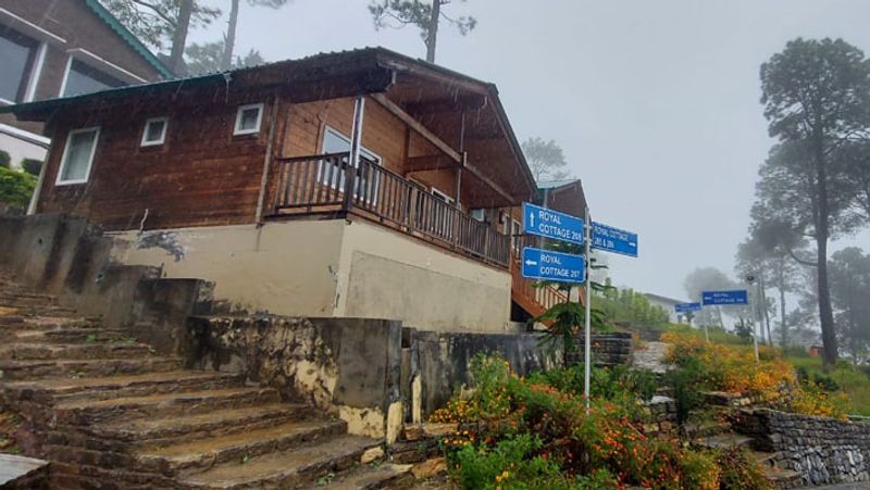 uttarakhand nainital 500 tourists from delhi up Bengal trapped in Koushani Area weather update in UK