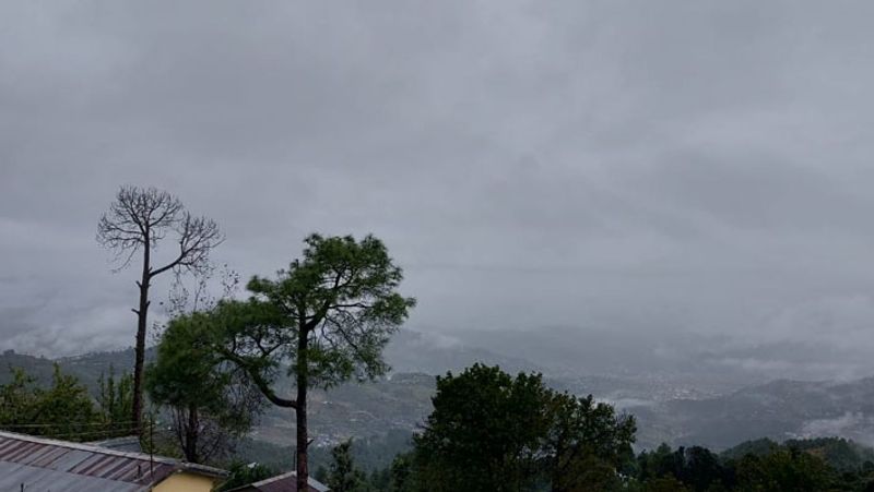 uttarakhand nainital 500 tourists from delhi up Bengal trapped in Koushani Area weather update in UK