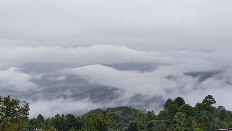 uttarakhand nainital 500 tourists from delhi up Bengal trapped in Koushani Area weather update in UK