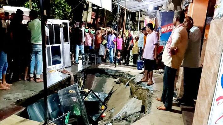 Uttar Pradesh, suddenly the ground collapsed in Azamgarh, 10 to 12 people fell in it Uttar Pradesh, suddenly the ground collapsed in Azamgarh, 10 to 12 people fell in it