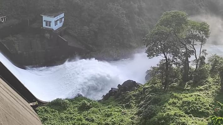 Kerala IMD issues Orange alert in 11 districts as torrential rain continues to batter state-dnm Kerala IMD issues Orange alert in 11 districts as torrential rain continues to batter state-dnm