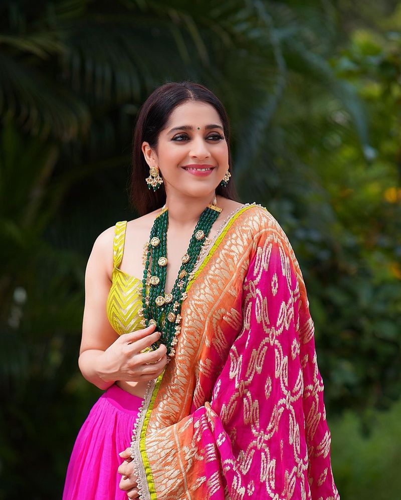 anchor rashmi mind blowing poses latest stunning photos shake internet