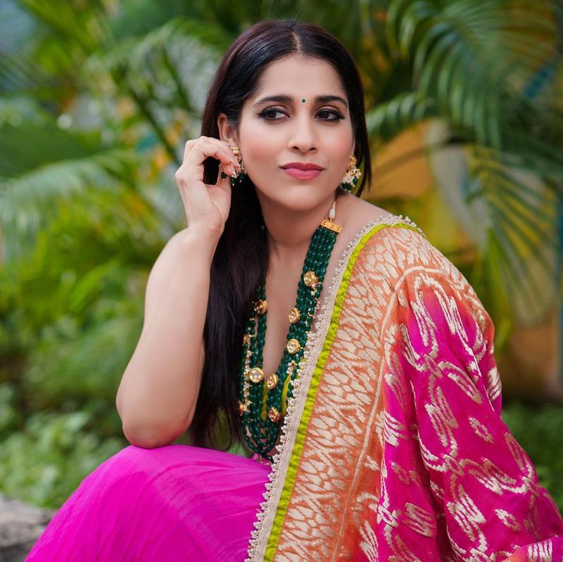 anchor rashmi mind blowing poses latest stunning photos shake internet