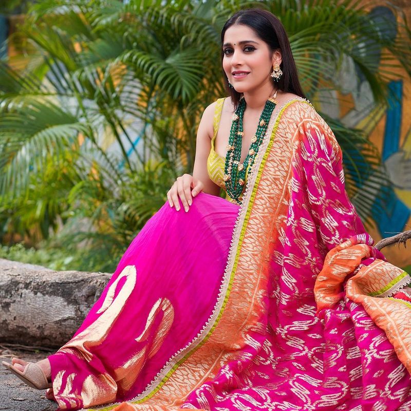anchor rashmi mind blowing poses latest stunning photos shake internet
