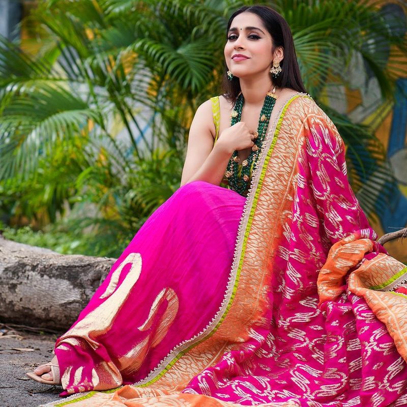 anchor rashmi mind blowing poses latest stunning photos shake internet