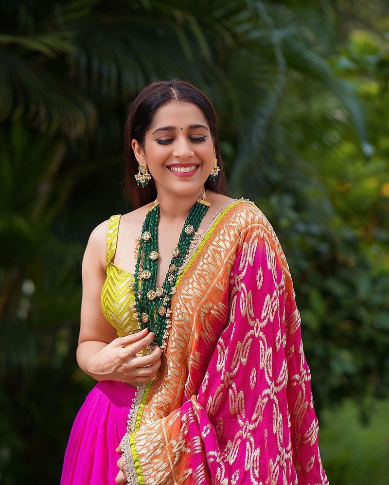 anchor rashmi mind blowing poses latest stunning photos shake internet