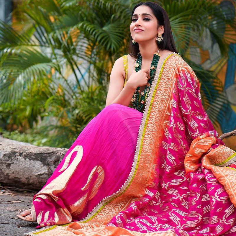 anchor rashmi mind blowing poses latest stunning photos shake internet