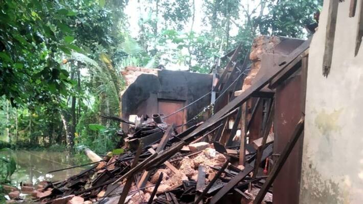 In Alappuzha, a part of a house collapsed due to heavy rain In Alappuzha, a part of a house collapsed due to heavy rain