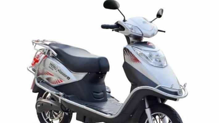 Delhi Girl Unable to Ride Scooty with 'SEX' on Number Plate as Neighbours Bully Her Delhi Girl Unable to Ride Scooty with 'SEX' on Number Plate as Neighbours Bully Her