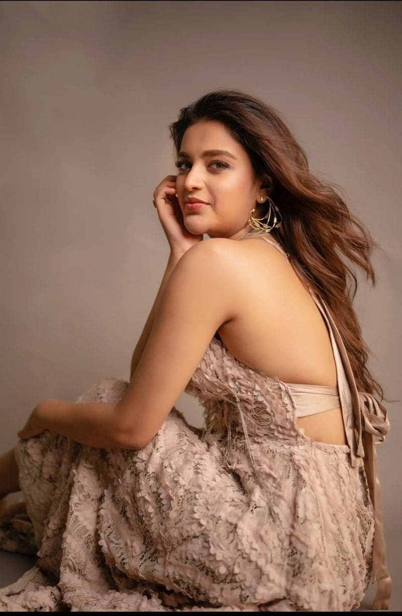 nidhhi agarwal fire at internet with latest cleavage show hot pics trending