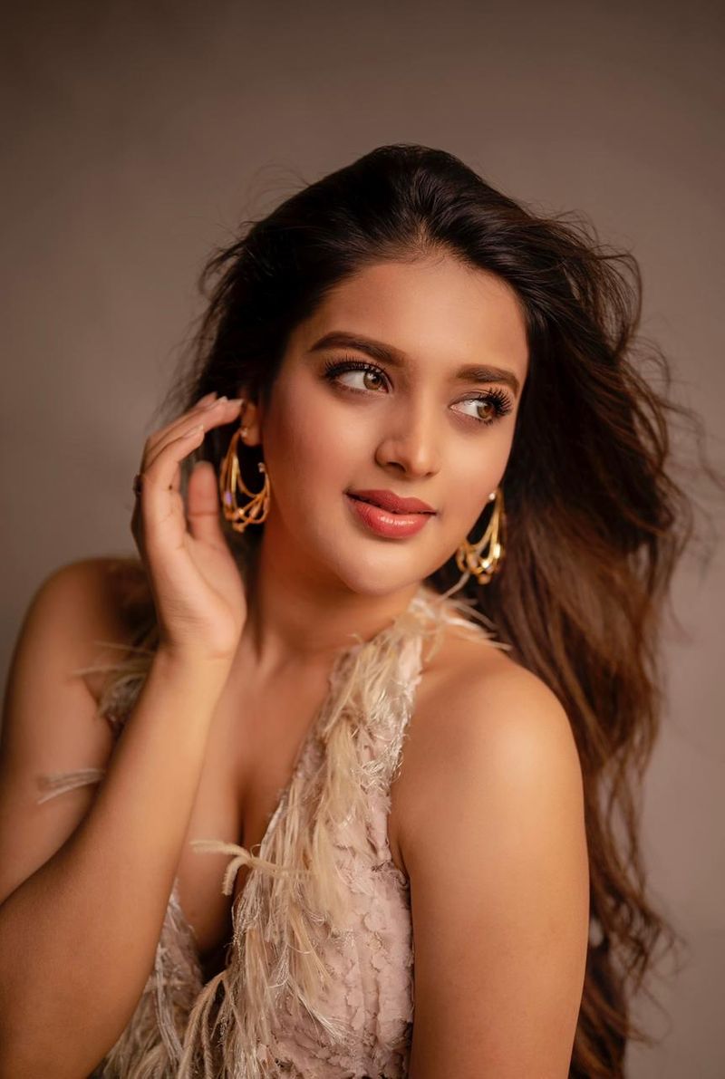 nidhhi agarwal fire at internet with latest cleavage show hot pics trending
