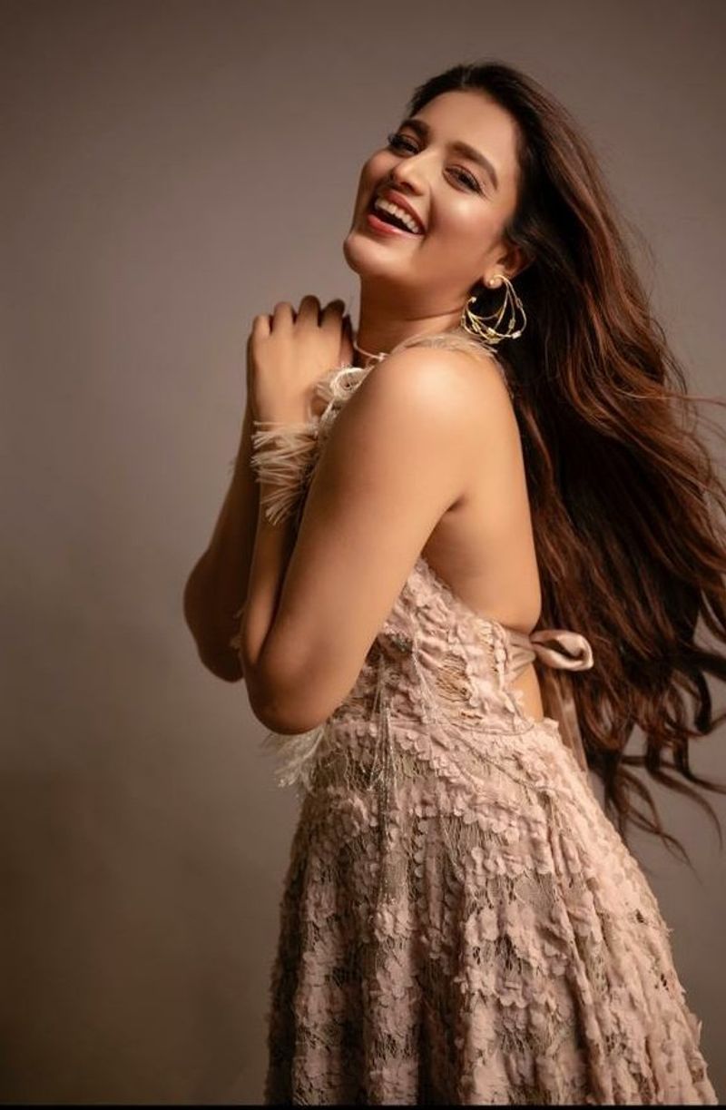 nidhhi agarwal fire at internet with latest cleavage show hot pics trending