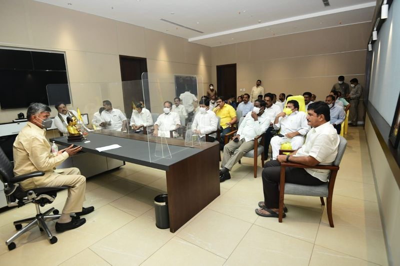 chandrababu naidu visits tdp head office in mangalagiri after ysrcp activists attack