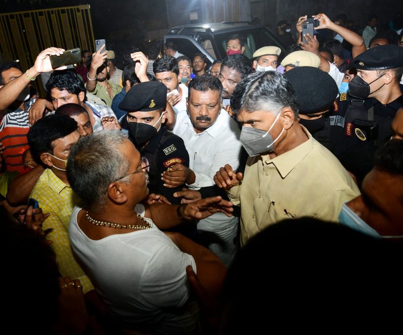 chandrababu naidu visits tdp head office in mangalagiri after ysrcp activists attack