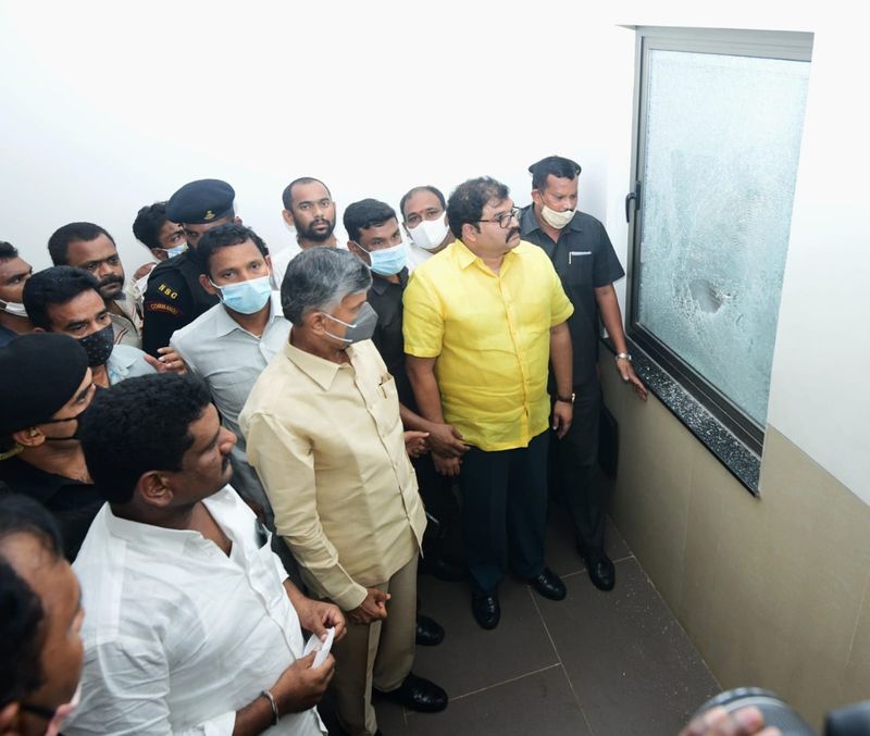 chandrababu naidu visits tdp head office in mangalagiri after ysrcp activists attack