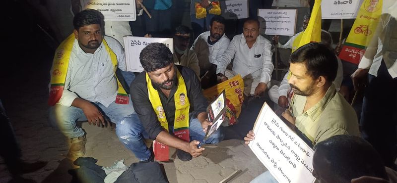 chandrababu naidu visits tdp head office in mangalagiri after ysrcp activists attack
