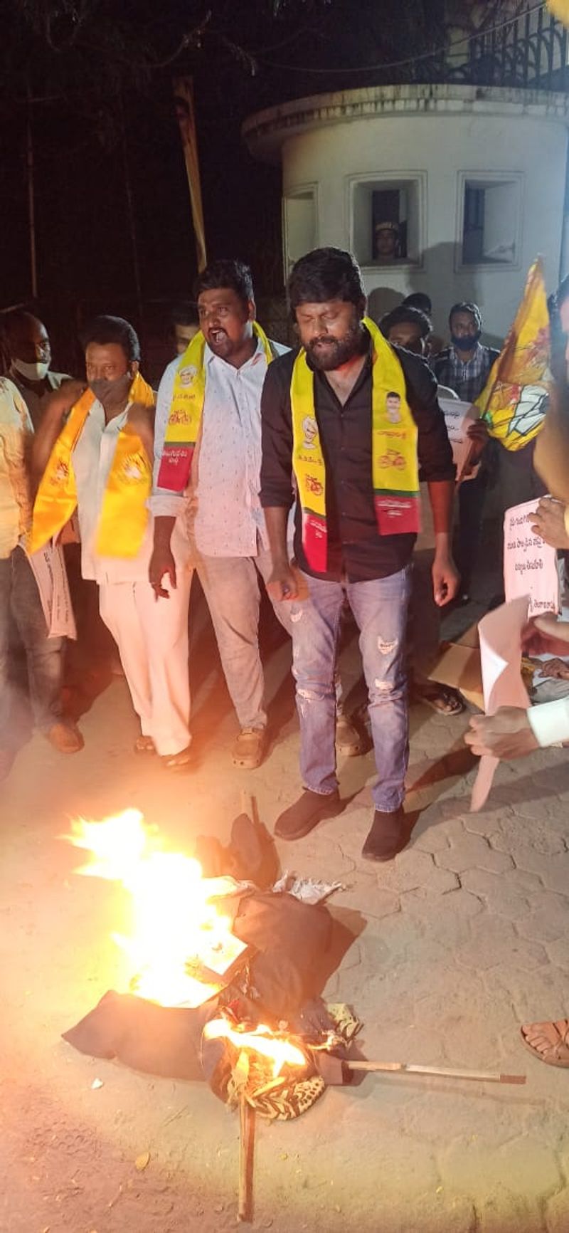 chandrababu naidu visits tdp head office in mangalagiri after ysrcp activists attack