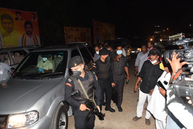 chandrababu naidu visits tdp head office in mangalagiri after ysrcp activists attack