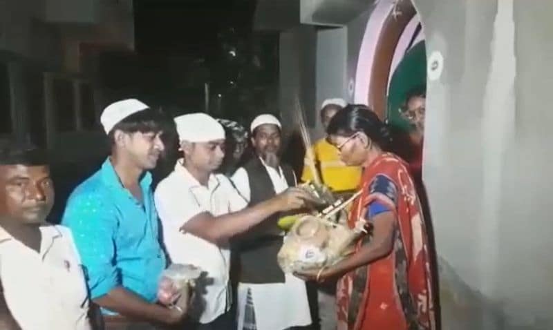 Bardhaman - Muslim neighbours gift Hindus Laxmi Puja samagri at Aludanga ALB