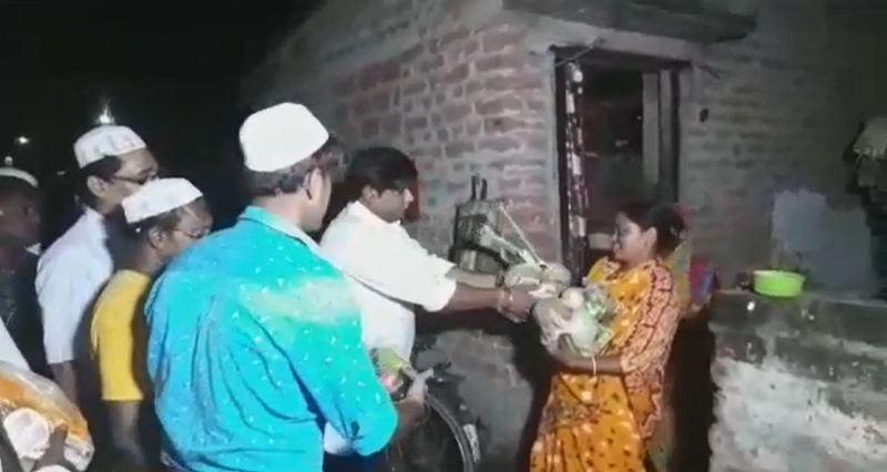 Bardhaman - Muslim neighbours gift Hindus Laxmi Puja samagri at Aludanga ALB