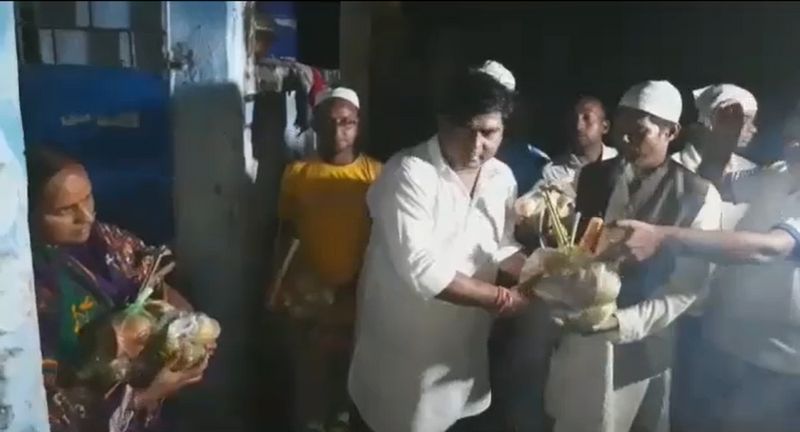 Bardhaman - Muslim neighbours gift Hindus Laxmi Puja samagri at Aludanga ALB