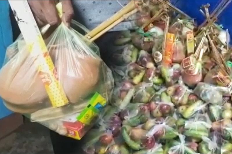 Bardhaman - Muslim neighbours gift Hindus Laxmi Puja samagri at Aludanga ALB