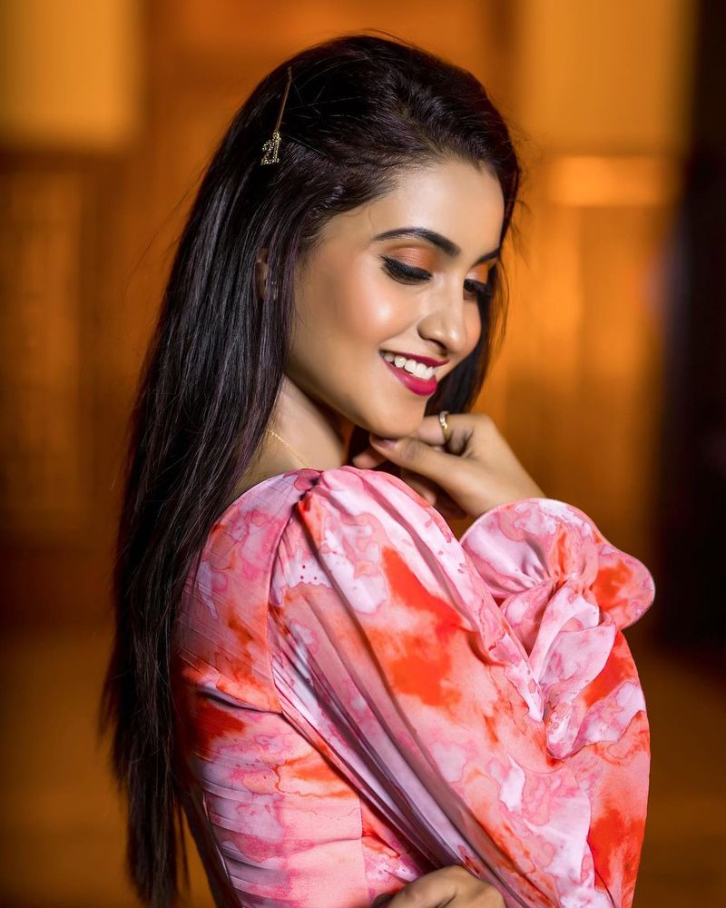 dhee beauty deepika pilli sizzling pics cute look hot poses mind block