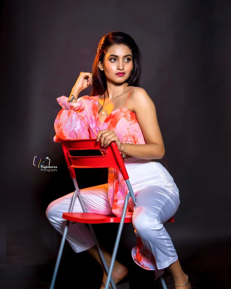 dhee beauty deepika pilli sizzling pics cute look hot poses mind block