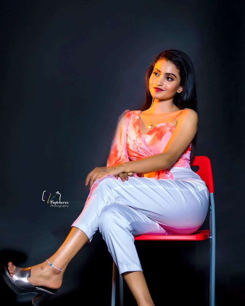 dhee beauty deepika pilli sizzling pics cute look hot poses mind block