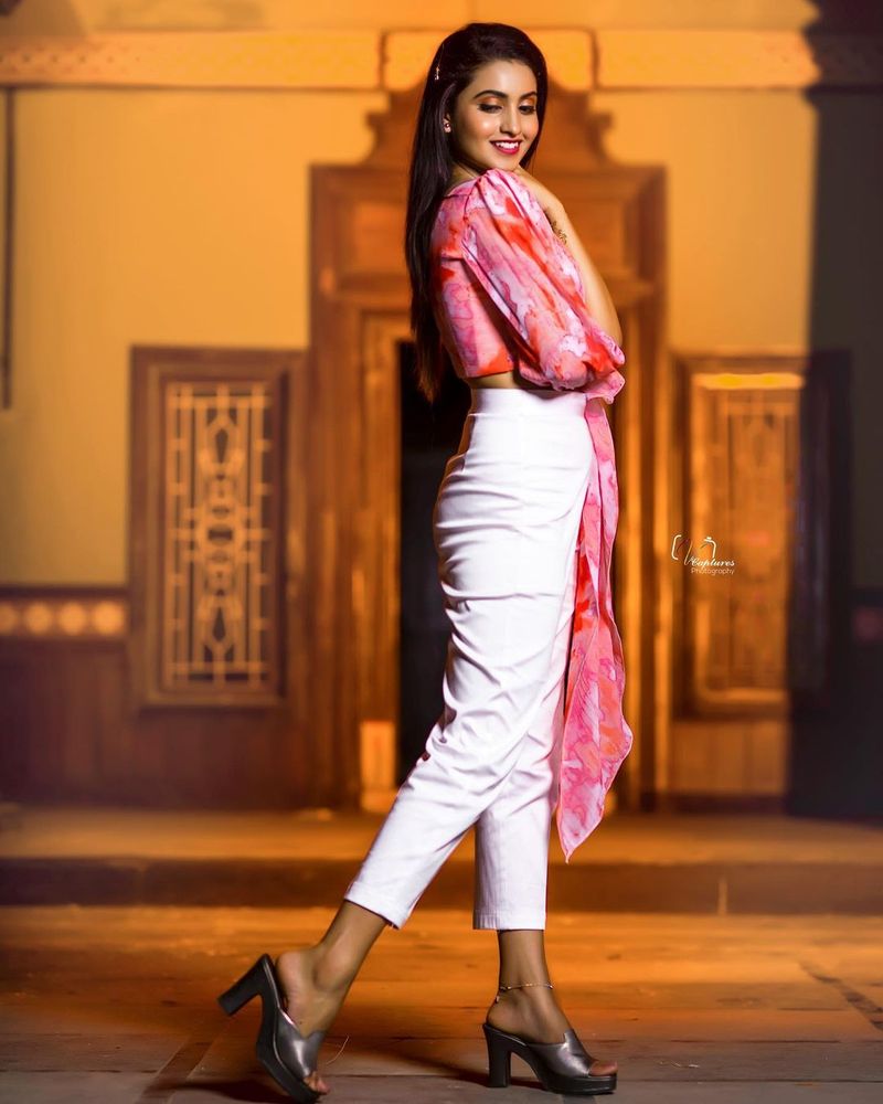 dhee beauty deepika pilli sizzling pics cute look hot poses mind block