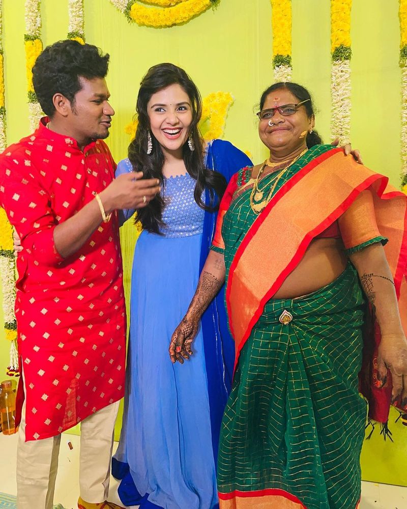 bigg boss fame mukku avinash marriage anchor sreemukhi attends for mehandi function