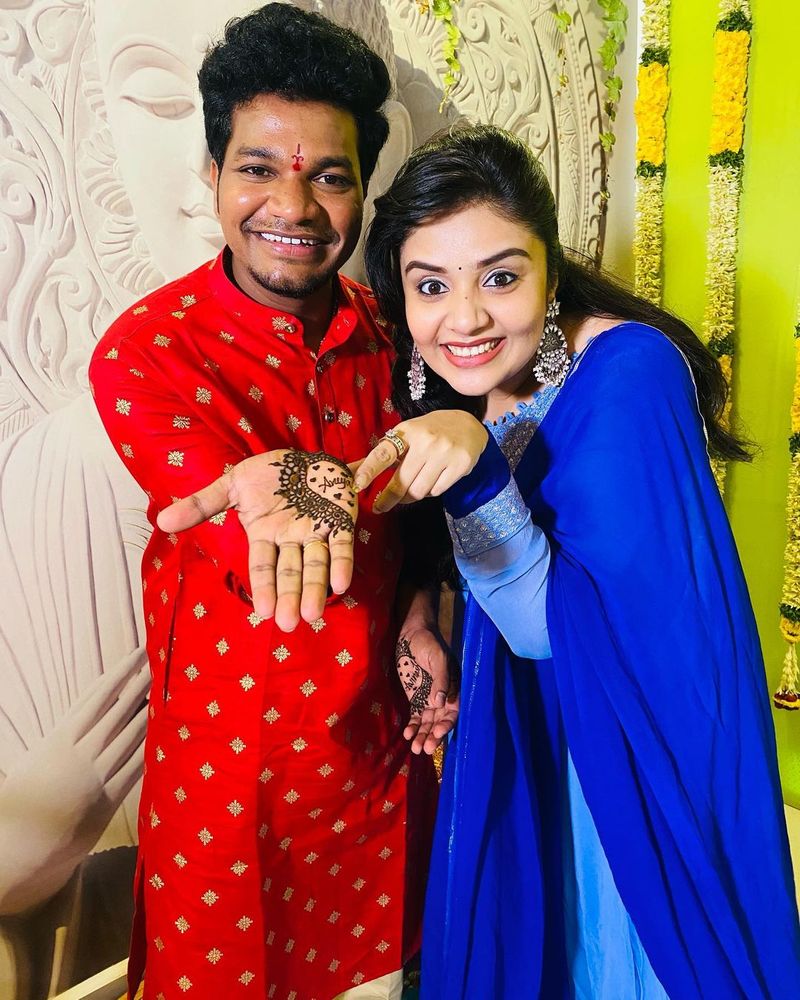 bigg boss fame mukku avinash marriage anchor sreemukhi attends for mehandi function