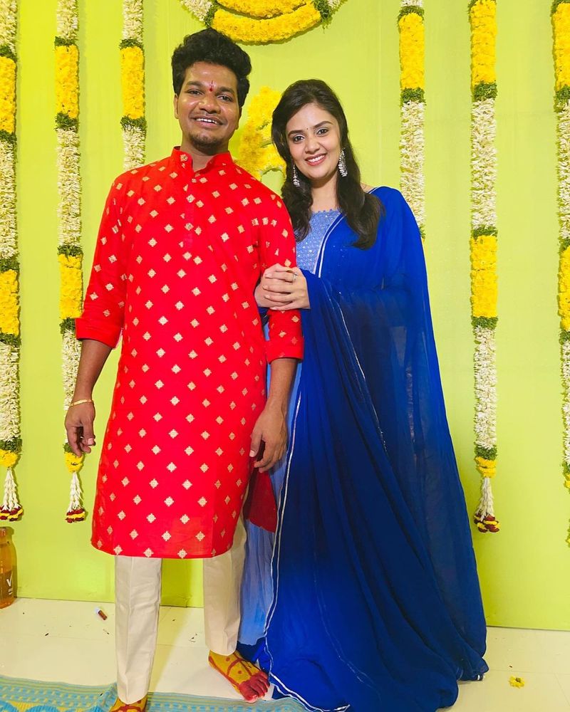 bigg boss fame mukku avinash marriage anchor sreemukhi attends for mehandi function