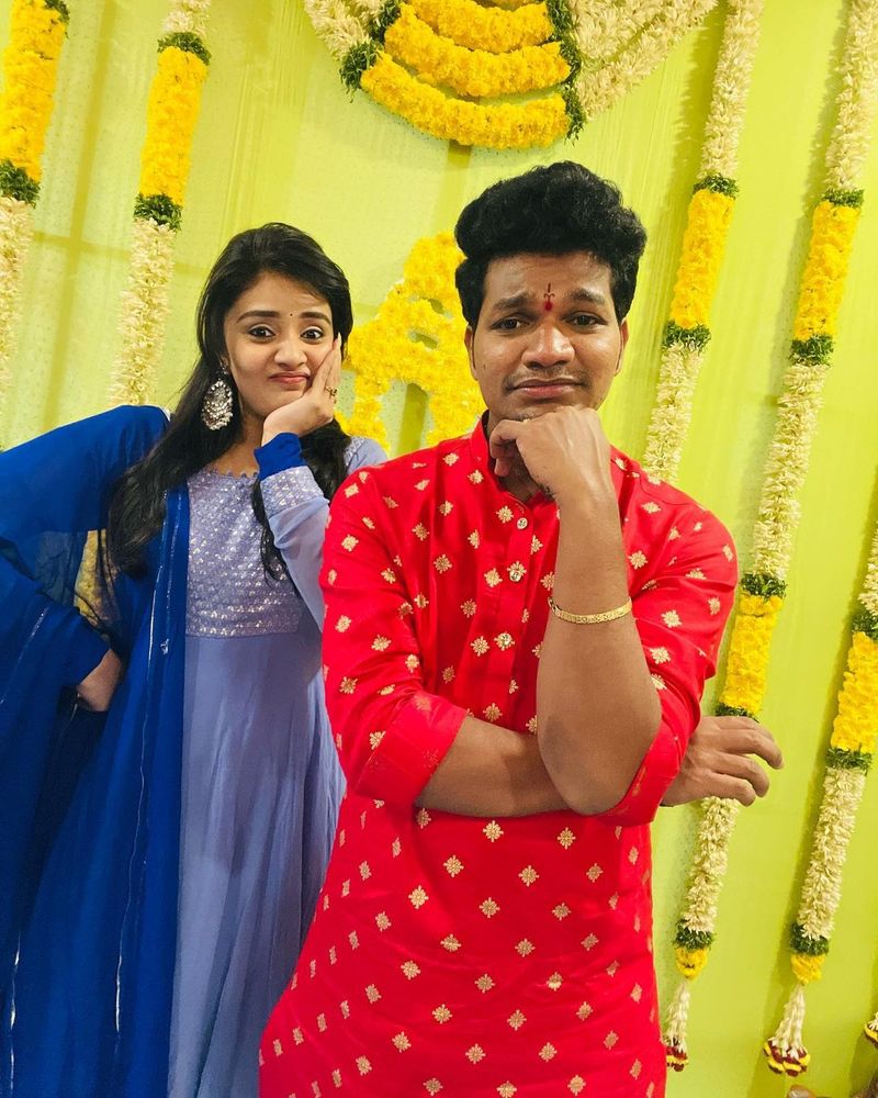 bigg boss fame mukku avinash marriage anchor sreemukhi attends for mehandi function