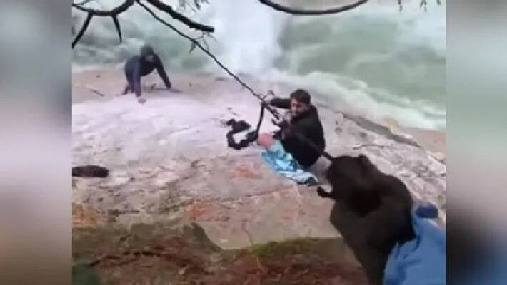 video in which sikh men rescues hikers from waterfall by using their turbans video in which sikh men rescues hikers from waterfall by using their turbans