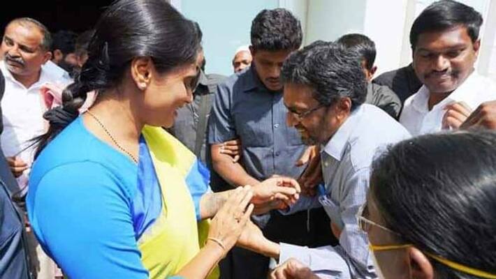 YSRTP president YS Sharmila begins prajaprashnam padayatra YSRTP president YS Sharmila begins prajaprashnam padayatra