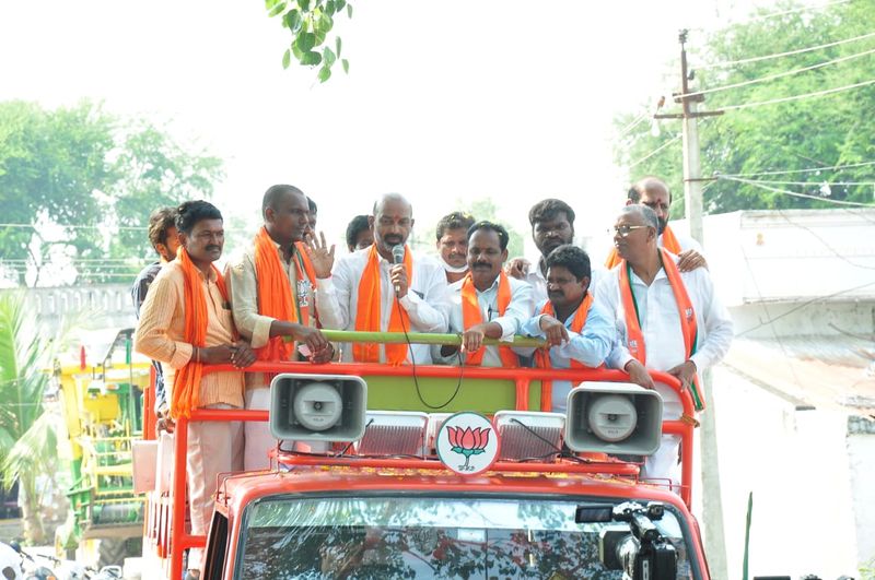 Huzurabad Bypoll: eatala rajender receives grand welcome In campaign